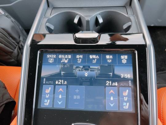 렉서스 올 뉴 LX700h VIP 그레이드(4인승) 2열 센터 패널. 장우진 기자