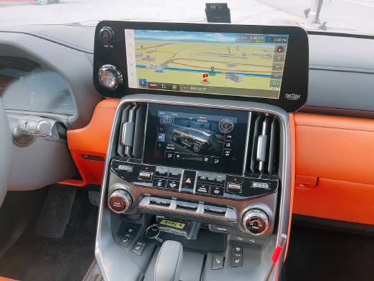렉서스 올 뉴 LX700h 1열 듀얼 디스플레이. 장우진 기자
