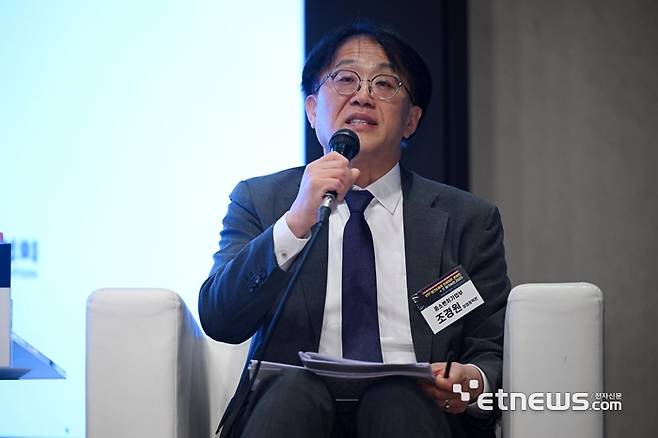 IITP 테크&퓨처 인사이트 콘서트×IT메가비전 2025가 'AX시대, 에이전틱 AI와 피지컬 AI로 열리는 미래 비즈니스를 주제로 16일 서울 서초구 엘타워에서 열렸다. 조경원 중소벤처기업부 창업정책관이 'AI강국 도약과제와 글로벌 관세전쟁 대응 정책방향'을 주제로 패널 토론에 참석해 발언하고 있다. 이동근기자 foto@etnews.com