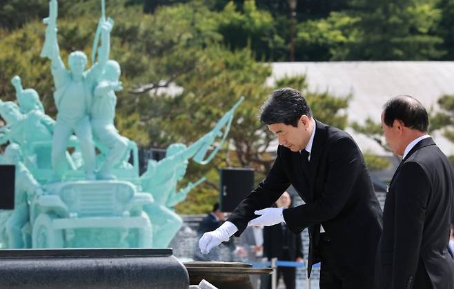 분향하는 이주호 권한대행 (광주=연합뉴스) 홍해인 기자 = 이주호 대통령 권한대행 부총리 겸 교육부 장관이 18일 광주광역시 북구 국립 5·18민주묘지에서 열린 5·18민주화운동 45주년 기념식에서 분향하고 있다. 2025.5.18 hihong@yna.co.kr (끝)