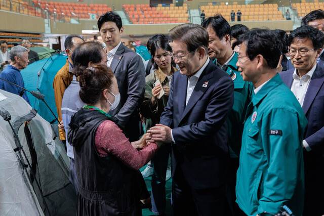 이재명 더불어민주당 대통령 후보가 17일 광주광역시 광산구 광주여대 체육관에 마련된 금호타이어 공장 화재 이재민 대피소를 찾아 대피 주민들을 위로하고 있다. 공동취재사진