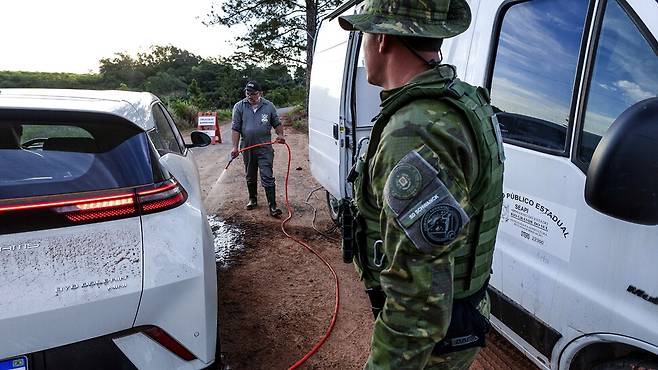 브라질에서 17일 브라질 히우그란지두술주에서 처음 발생한 조류인플루엔자 확산을 막기 위한 소독 장벽을 설치 중이다. AP연합뉴스