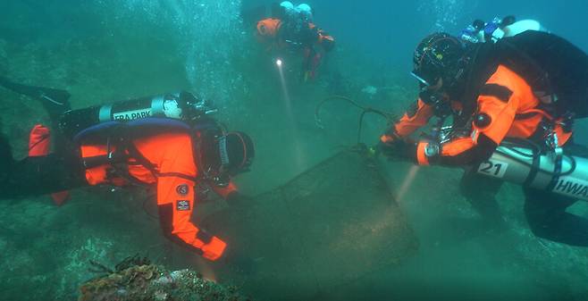 지난 4월26일 경북 포항 구룡포 앞바다에서 국제 환경단체 헬씨씨즈 소속 다이버들이 바닷속에 잠긴 폐그물과 폐통발 등을 제거하는 ‘수중정화활동’을 펼치고 있다. 환경부 제공