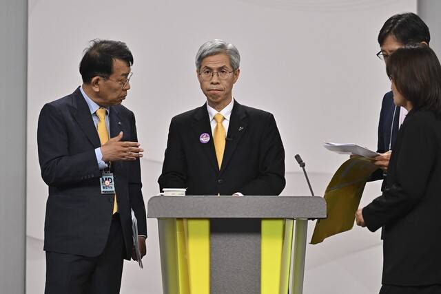 권영국 민주노동당 대통령 후보가 18일 서울 마포구 상암동 에스비에스(SBS) 프리즘센터 스튜디오에서 열린 제21대 대선 1차 후보자 토론회를 준비하고 있다. 국회사진기자단