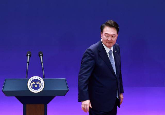 윤석열 전 대통령이 지난해 5월 27일 청와대 영빈관에서 열린 제9차 한일중 정상회의 공동기자회견을 마치고 이동하고 있다. 뉴시스