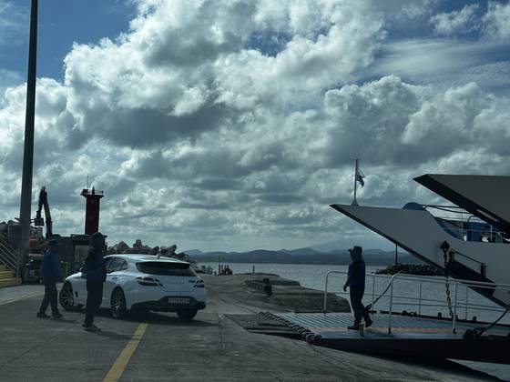지난해 10월 제주도 섬속의 섬 우도에서 제주 본섬으로 되돌아가려는 렌터카. 최충일 기자