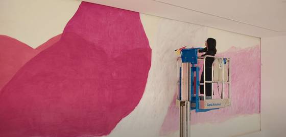 오스트리아 빈 현대미술관(Mumok) 로비 벽화 '금강산’을 작업 중인 윤종숙. 사진 Mumok