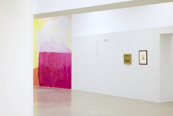 국립현대미술관 청주의 ‘수채: 물을 그리다’ 전시장 곳곳에도 윤종숙의 벽화 ‘아산’이 있다. 사진 국립현대미술관