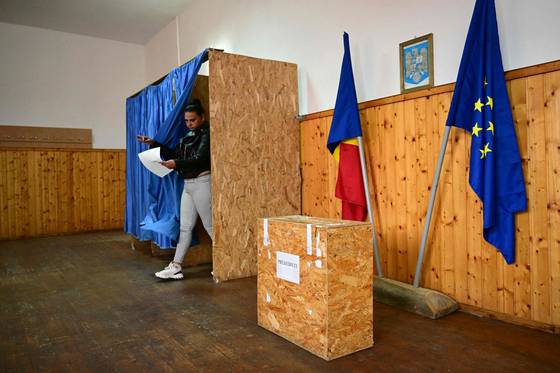 18일(현지시간) 루마니아의 한 투표소 모습. AFP=연합뉴스