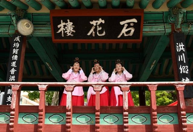 ▲ 제35회 홍천군 전통 관계례식이 성년의 날을 맞아 18일 홍천향교에서 열린 가운데 김난경·난기·난화 세쌍둥이 자매가 참석해 눈길을 끌었다.