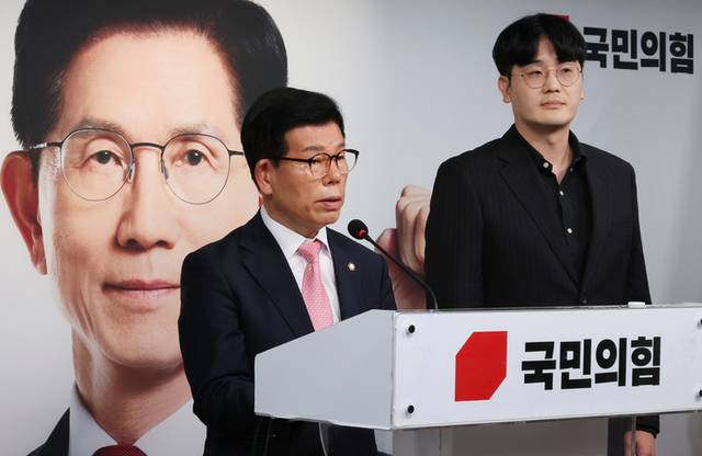 ▲ 국민의힘 장영하 중앙선대위 진실대응전략단장(왼쪽)과 유재호 전 성남시의원이 18일 서울 여의도 당사에서 기자회견을 열고 더불어민주당 이재명 대선 후보의 성남시장 시절 NC소프트와 비공개 MOU를 체결한 것과 관련한 특혜 의혹을 제기하고 있다. 연합뉴스