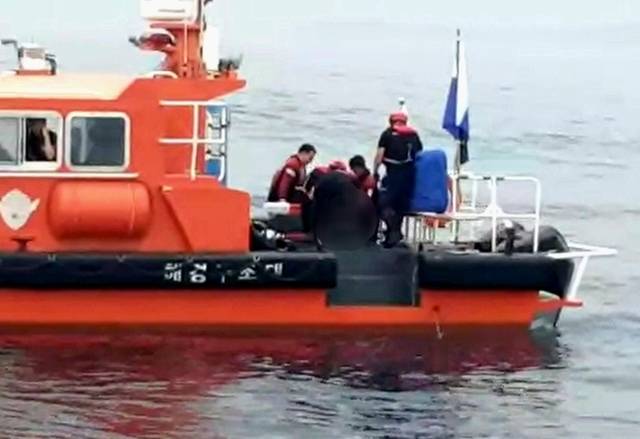 ▲ 지난 16일 양양 북분리 해상에서 실종된 선장 구조한 해경. 강릉해양경찰서 제공