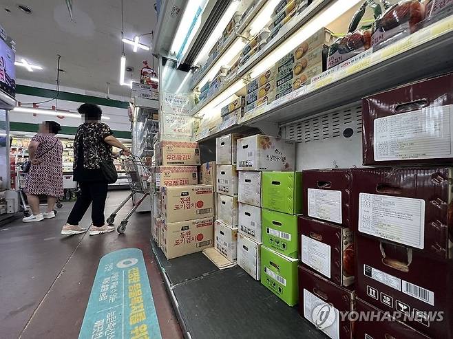 서울 시내의 한 마트에서 판매 중인 수입산과 국내산 김치 . 연합뉴스