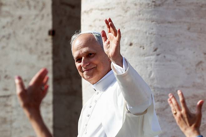 교황 의전차량인 포프모빌에 탑승한 레오 14세 교황이 18일(현지시간) 바티칸 성 베드로 성당에서 즉위미사를 집전하기 위해 이동하며 군중에게 손을 흔들어보이고 있다. 로이터연합뉴스