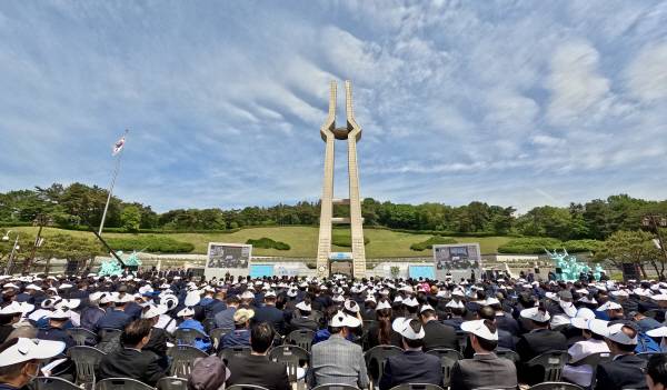 18일 오전 광주 북구 5·18 민주묘지에서 제45주년 5·18 민주화운동 기념식이 엄수되고 있다. 공동취재