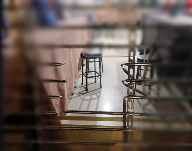 절도미수 사건이 발생한 귀금속상가 셔터. 피의자가 절단기로 쇠창살을 자른 흔적이 남아 있다. 부산 동부경찰서 제공