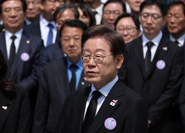 더불어민주당 이재명 대선후보가 18일 광주광역시 북구 국립 5·18민주묘지에서 열린 5·18민주화운동 45주년 기념식에 참석한 뒤 취재진과 만나 이날 발표한 개헌 관련 입장에 대한 질문에 답하고 있다. 연합뉴스