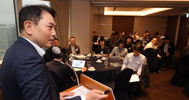 이동석 삼정KPMG 부대표가 지난 14일 서울 중구 롯데호텔에서 열린 '매경 ESG클럽 세미나'에서 트럼프 2.0 시대의 기업별 ESG 전략에 대해 발표하고 있다. 이승환 기자