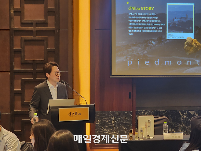 서울 콘래드호텔에서 열린 달바글로벌 기업공개(IPO) 기자간담회에서 반성연 대표가 발표하고 있다. 매경DB