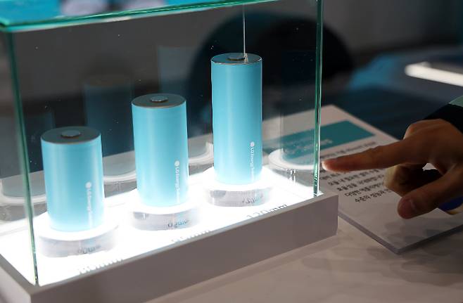 '인터배터리 2025' LG에너지솔루션 부스에 전시된 46시리즈 배터리. 연합뉴스