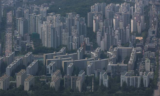 13일 서울 송파구 롯데월드타워 전망대 서울스카이에서 바라본 서울시내 아파트. 뉴시스
