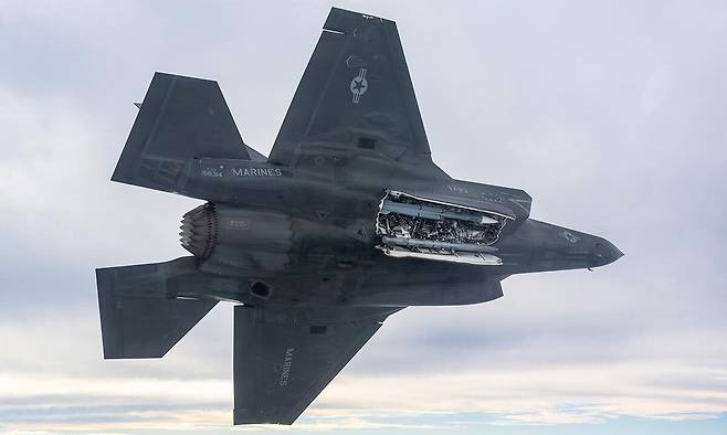 미 해병대 F-35B가 미티어 미사일을 탑재한 채 비행하고 있다. 영국 공군 제공