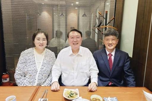 윤석열 전 대통령이 4월19일 배의철 변호사(오른쪽), 김계리 변호사와 함께 식사 자리를 가진 모습. 김계리 변호사 SNS