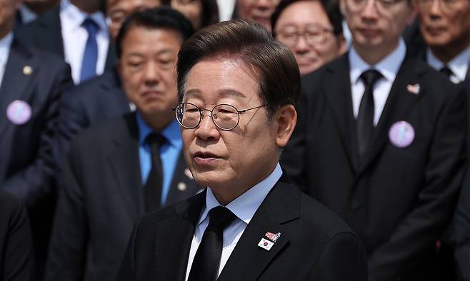 이재명 더불어민주당 대선후보가 18일 광주 북구 운정동 국립5·18민주묘지에서 열린 제45주년 5·18민주화운동 기념식에 참석한 후 백브리핑을 하고 있다. 뉴시스