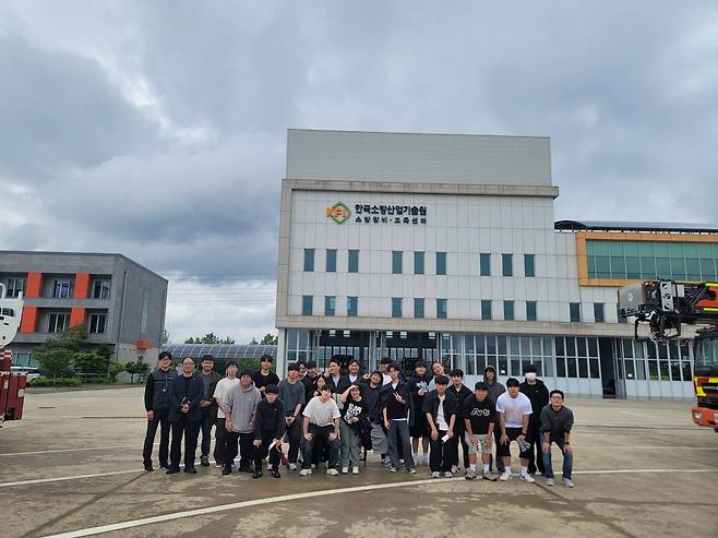 지난 16일 우석대학교 건축∙인테리어디자인학과 학생 20명이 ‘진천∙음성 탄소중립 시험인증산업특구’ 내 시험인증 시설에서 산업관광 투어를 했다. 충북도 제공