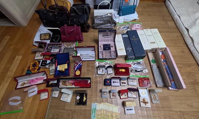제주도 도외 체납 실태조사반이 고액의 세금을 체납한 제주지역 골프장 전 대표의 서울 가택을 수색해 시가 6000만 원 상당의 순금과 명품가방, 귀금속 등 총 127점, 현금 100만원을 압류하고 있다. 제주도 제공