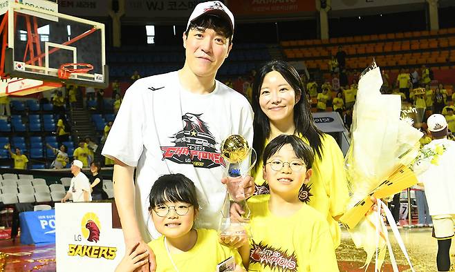 아내, 자녀와 기념촬영을 한 허일영은 “좋은 아빠, 부끄럽지 않은 남편이 돼 너무 기쁘다”고 했다. KBL 제공