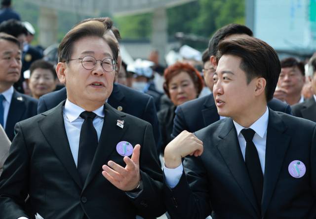 더불어민주당 이재명 대선후보와 개혁신당 이준석 대통령 후보가 18일 광주광역시 북구 국립 5·18민주묘지에서 열린 5·18민주화운동 45주년 기념식에서 대화하고 있다. 연합뉴스