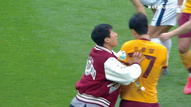 광주FC의 이정효 감독이 오후성을 밀치는 장면 ⓒ뉴시스