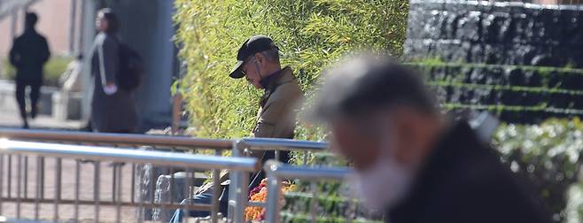 일본 도쿄 도심을 흐르는 하천인 스미다가와(隅田川)를 따라 조성된 산책로에서 노인이 홀로 시간을 보내고 있다. ⓒ연합뉴스