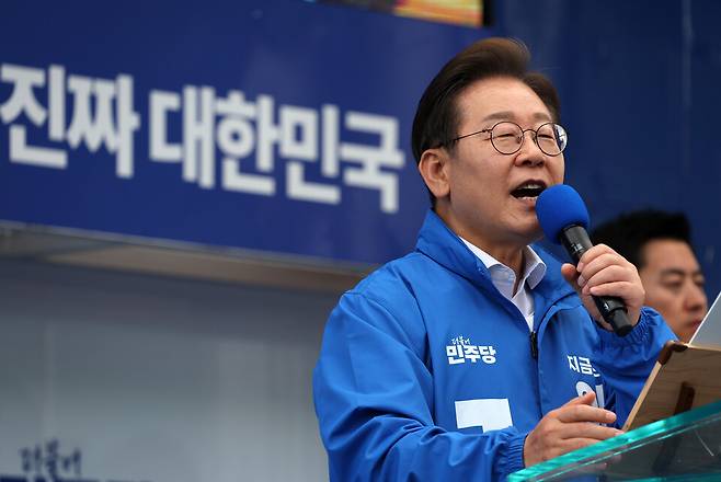 이재명 더불어민주당 대선후보가 5월17일 광주광역시 서구 김대중컨벤션센터 광장에서 열린 집중 유세에서 지지를 호소하는 연설을 하고 있다. ⓒ연합뉴스