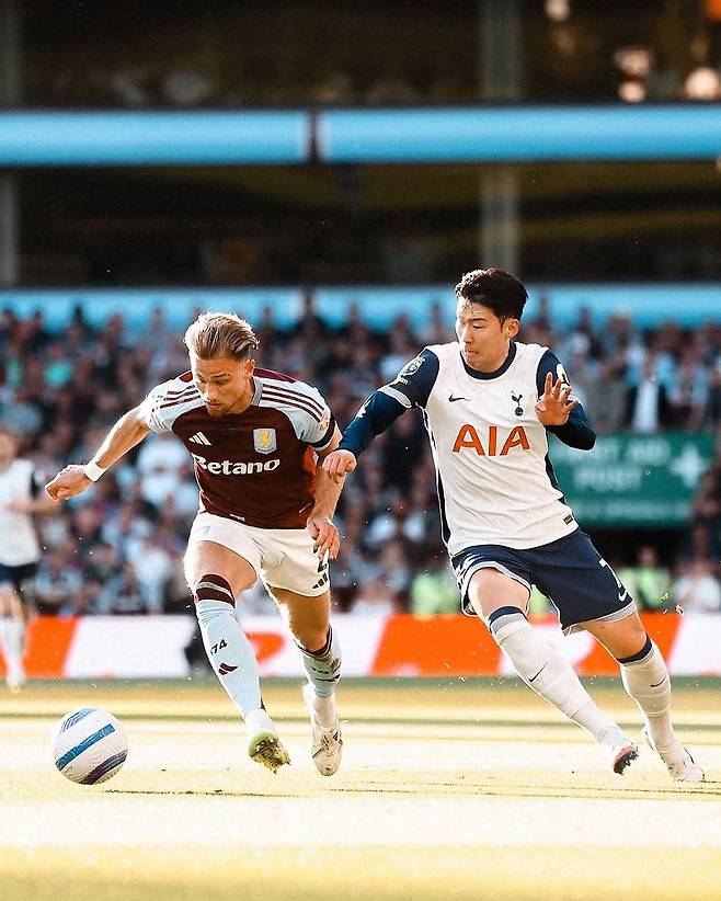 토트넘 주장 손흥민(오른쪽)이 17일(한국시간) 애스턴 빌라와 EPL 37라운드 원정경기에서 상대 수비수와 볼을 다투고 있다. 토트넘은 이 경기에서도 또 패했다. 사진출처|토트넘 홋스퍼 페이스북