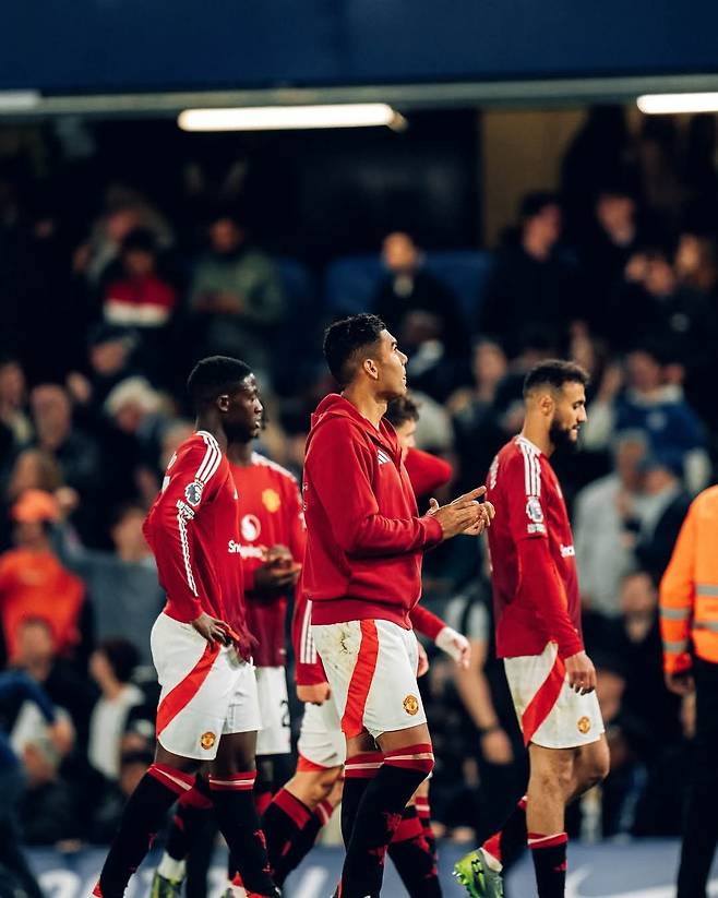 맨유 선수들이 17일(한국시간) EPL 37라운드 첼시 원정에서 0-1로 패한 뒤 고개를 숙인 채 침통해하고 있다. 사진출처|맨체스터 유나이티드 페이스북