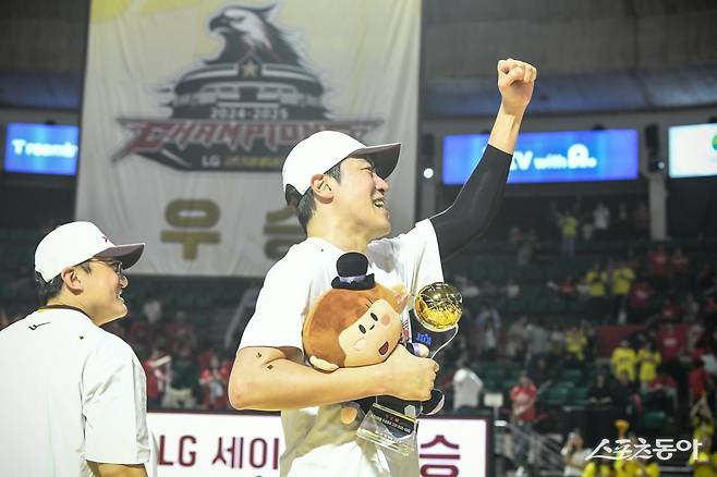 LG 허일영이 17일 잠실학생체육관에서 열린 SK와 챔피언 결정전 7차전에서 승리해 팀을 정상에 올려 놓은 뒤 PO MVP 트로피를 들고 기뻐하고 있다. 사진제공|KBL