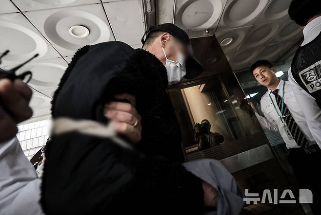 17일 서울 서초구 서울중앙지방법원에서 열린 영장실질심사에 출석한 40대 남성 용모씨. /사진=뉴시스 제공