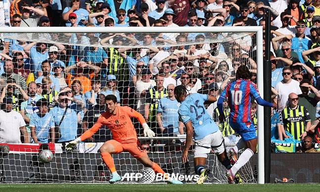 크리스탈 팰리스 에베레치 에제(오른쪽)가 18일 영국 런던의 웸블리 스타디움에서 열린 2024~2025 잉글랜드 FA컵 결승전 맨체스터 시티전에서 선제골을 터뜨리는 순간. /AFPBBNews=뉴스1