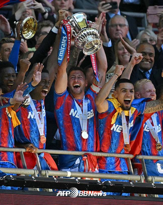 조엘 워드(가운데) 등 크리스탈 팰리스 선수들이 18일 영국 런던 웸블리에서 열린 2024~2025 잉글랜드 FA컵 결승에서 맨체스터 시티를 꺾고 우승을 차지한 뒤 기뻐하고 있다. /AFPBBNews=뉴스1