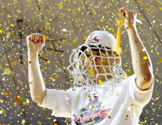 골대 그물 컷팅을 하며 기뻐하는 조상현 감독. /사진=김진경 대기자