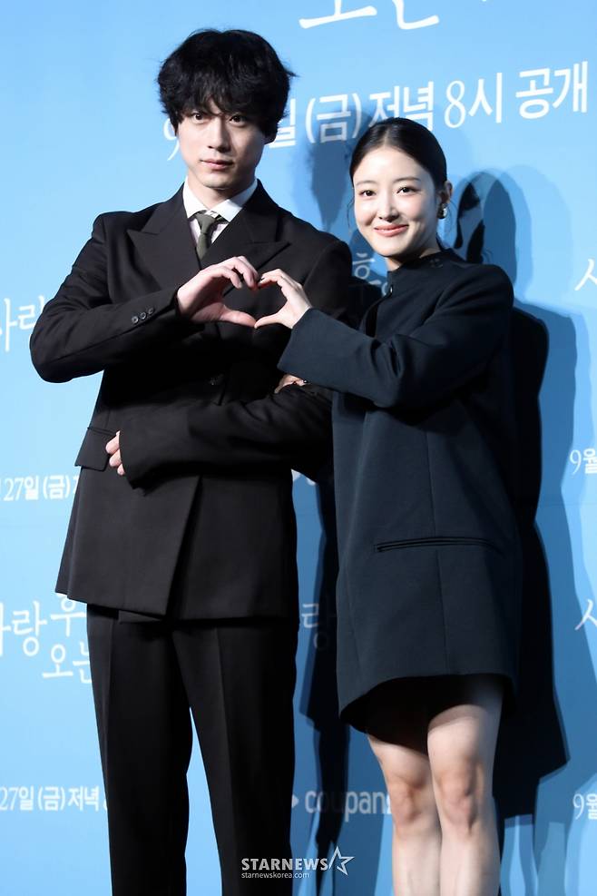 (왼쪽부터) 배우 사카쿠치 켄타로와 이세영이 쿠팡플레이 시리즈 '사랑후에 오는 것들' 제작발표회에 참석해 포즈를 취하고 있다. 2024.09.12 /사진=임성균