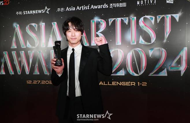 일본 배우 사카구치 켄타로가 2024년 12월 27일(현지시각) 태국 방콕 임팩트 챌린저 홀 1-2(IMPACT Challenger Hall 1-2)에서 진행된 '제9회 아시아 아티스트 어워즈'(The 9th Asia Artist Awards, 이하 'AAA 2024')에서 AAA 아시아스타상을 수상한 뒤 포즈를 취하고 있다. /사진=이동훈 photoguy@