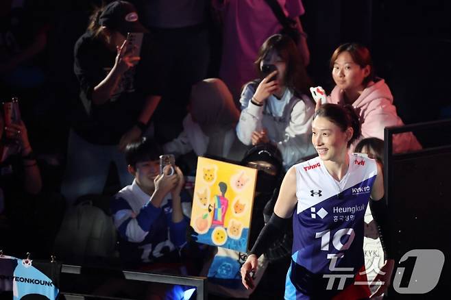 김연경(오른쪽)이 유니폼을 입고 입장하고 있다. /사진=뉴스1 제공