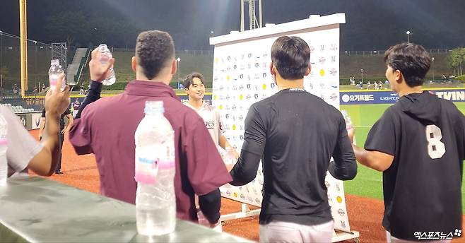 키움 투수 김연주(가운데)는 17일 울산문수야구장에서 열린 '2025 신한 SOL Bank KBO 리그' NC와 더블헤더 2경기에서 선발 등판했다. 5이닝 1실점을 기록해 생애 첫 선발승을 챙겼다. 그는 경기 후 동료의 축하 물 세리머니를 받았다. 울산, 박정현 기자