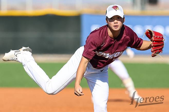 키움 투수 김연주는 17일 울산문수야구장에서 열린 '2025 신한 SOL Bank KBO 리그' NC와 더블헤더 2경기에서 선발 등판했다. 5이닝 1실점을 기록해 생애 첫 선발승을 챙겼다. 키움 히어로즈