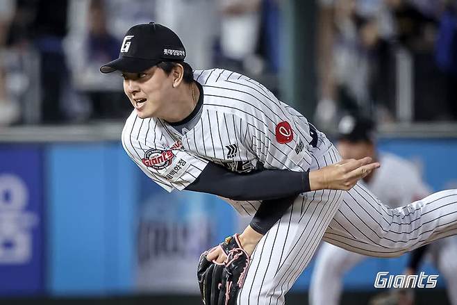 롯데 자이언츠 마무리 투수 김원중이 17일 부산 사직야구장에서 열린 2025 신한 SOL Bank KBO리그 삼성 라이온즈와의 더블헤더 1, 2차전에 모두 등판해 세이브를 기록했다. 사진 롯데 자이언츠