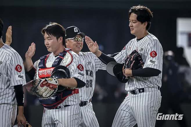 롯데 자이언츠 마무리 투수 김원중이 17일 부산 사직야구장에서 열린 2025 신한 SOL Bank KBO리그 삼성 라이온즈와의 더블헤더 1, 2차전에 모두 등판해 세이브를 기록했다. 사진 롯데 자이언츠