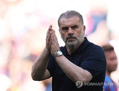 토트넘 사령탑인 안지 포스테코글루 감독은 지난 17일 손흥민이 UEFA 유로파리그 결승전에 출전해 우승에 도전하게 될 거라고 전했다. 포스테코글루 감독은 이날 애스턴 빌라와의 2024-2025시즌 프리미어리그 37라운드 원정 경기 후 기자회견에서 손흥민의 출격을 확언했다. 영국 언론은 부상자가 속출한 토트넘 미드필더에서 손흥민이 선발로 나서 한 자리를 꿰찰 것으로 보도했다. 손흥민이 선발 출전하면 아시아에서 최초로 UEFA 챔피언스리그와 유로파리그 등 두 대회의 결승에 모두 출전한 선수가 된다. 손흥민은 2019년 UEFA 챔피언스리그 결승에 출전한 적이 있다. 연합뉴스